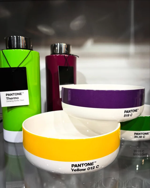 Mit den farbenfrohen Tassen und Schüsseln von Pantone starten wir gutgelaunt in den Tag. Wir zeigen sie euch gern, überzeugt euch selbst! 

#mai #hallomai #wochenende #weekend #pantone #geschirr #gutelaune #goodmorning #conceptstore #shoplocal #halle #hallesaale #halleandersaale #salzstadthalle 

#
