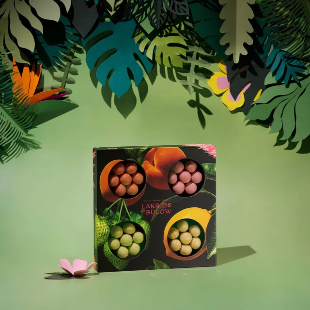 Die tropische SUMMER SELECTION von @lakridsbybulow mit den fruchtigen Favoriten PEACHES, PINK PINEAPPLE, SOUR STRAWBERRY und LEMON, einfach lecker! Gibt’s in der Box oder einzeln. Überzeugt euch selbst.

#lakrids #lecker #sommer #summer #summervibes #summerinthecity #summerfeeling #sommerparty #geschmack #gift #geschenkideen #lifestyle #partytime #spaß #fun #conceptstore #shoplocal #halle #hallesaale #salzstadthalle #verliebtinhalle #halleandersaale